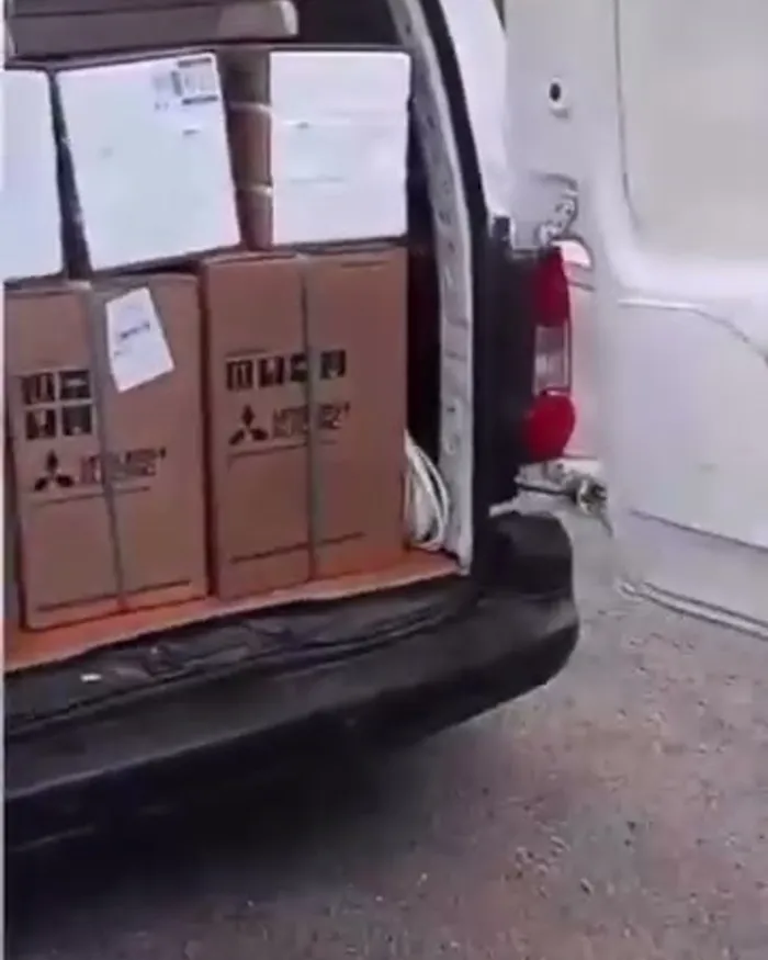 La furgoneta cargada de cajas de equipos Mitsubishi Electric